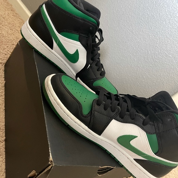 AIR JORDAN 1 MID - Picture 1 of 2